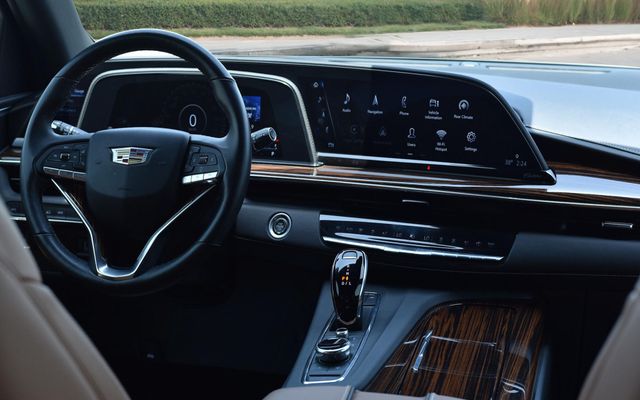 Cadillac Escalade - image 4