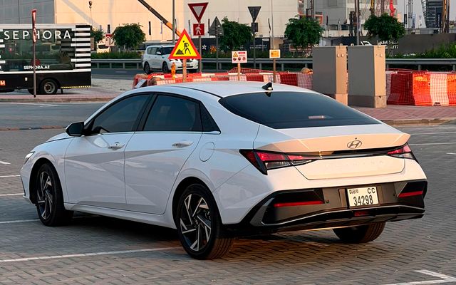 HYUNDAI ELANTRA - image 3