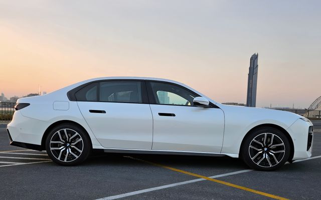 BMW 740i - image 2