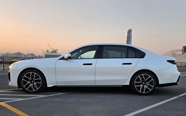 BMW 740i - image 4