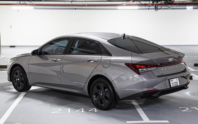 Hyundai Elantra - image 3