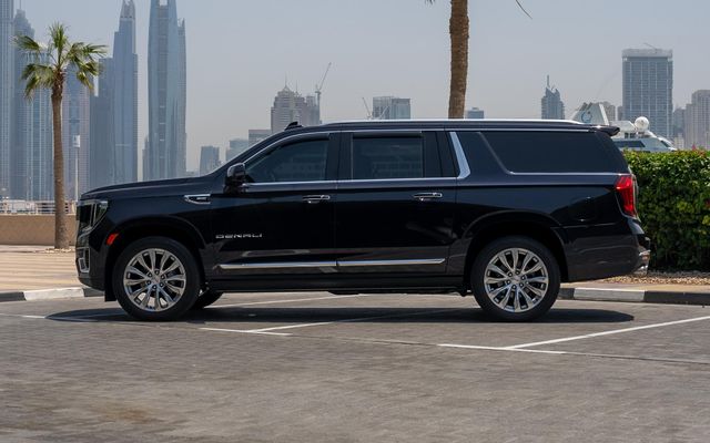 GMC Yukon Denali - image 2