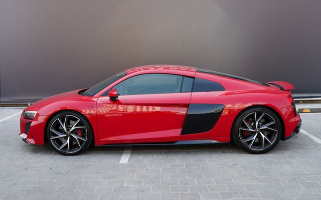 AUDI R8 - image 2