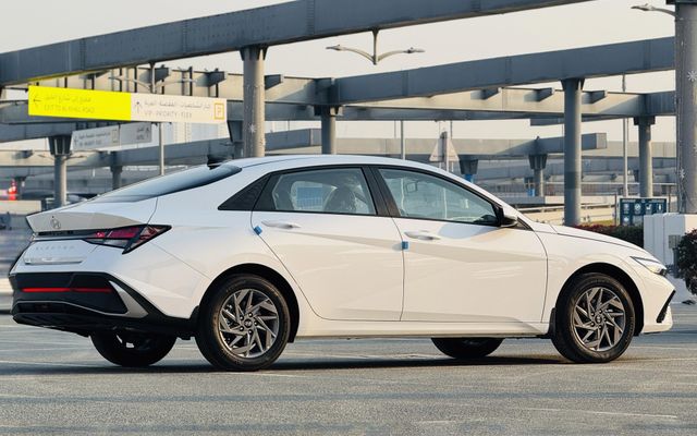 HYUNDAI ELANTRA - image 4