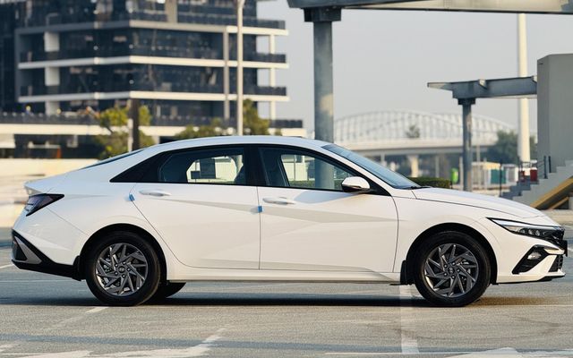 HYUNDAI ELANTRA - image 2