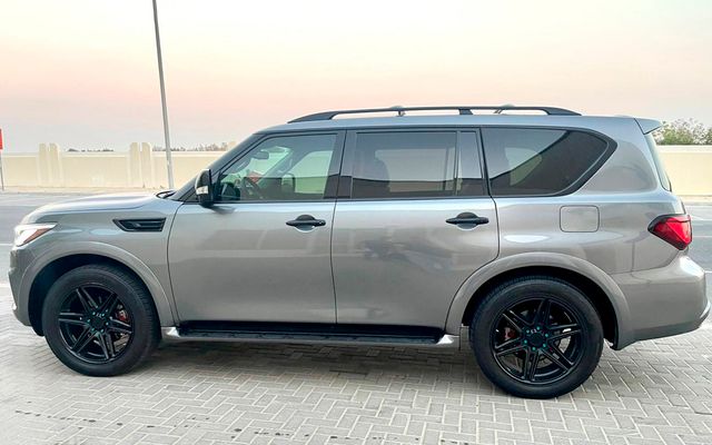 Infiniti QX80 - image 2