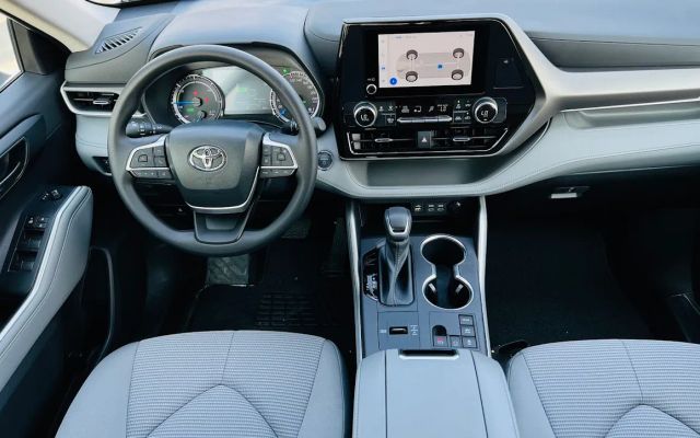 TOYOTA HIGHLANDER HYBRID - image 4