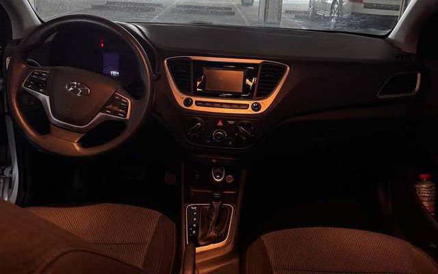 Hyundai Accent - image 2