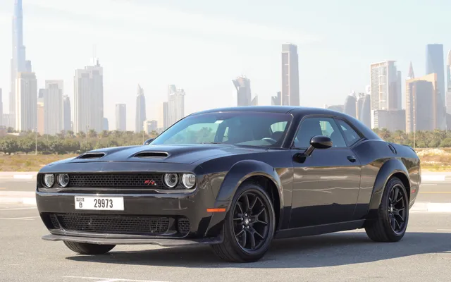 Dodge Challenger V8 - image 1