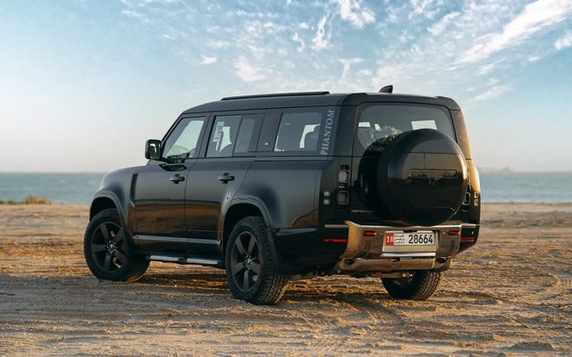 LAND ROVER DEFENDER 130 - image 4