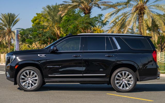 GMC Yukon Denali - image 2
