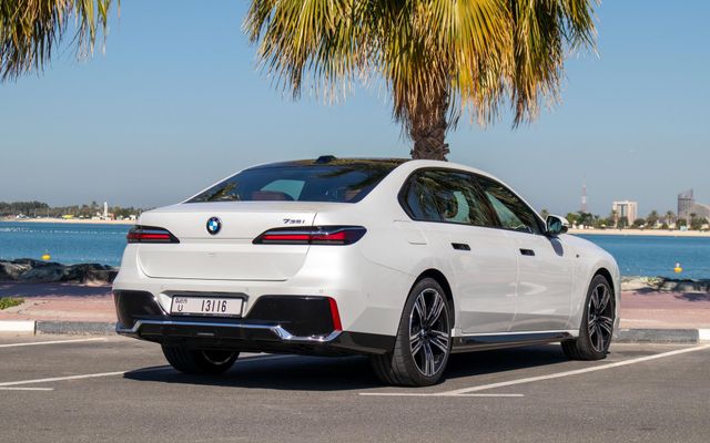 BMW 735i - image 2