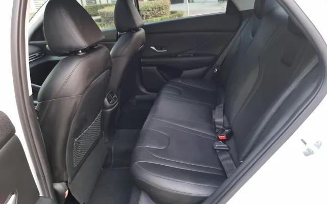 Hyundai Elantra - image 4