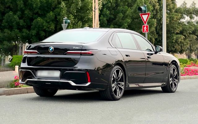 BMW 7 series - image 3