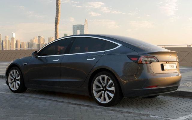 Tesla Model 3 - image 3