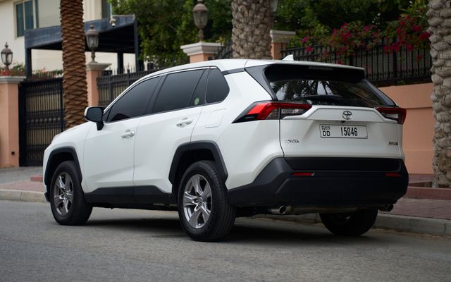 TOYOTA RAV4 - image 3