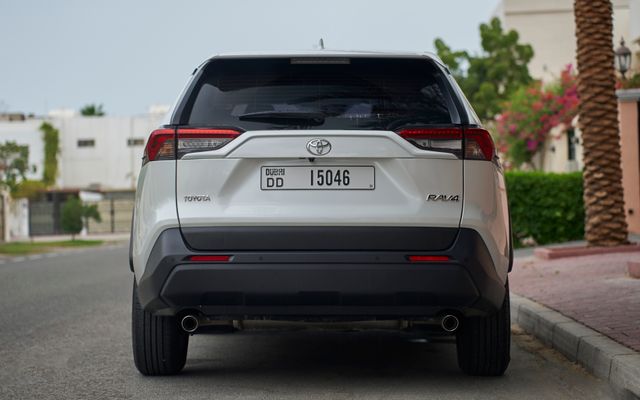 TOYOTA RAV4 - image 4