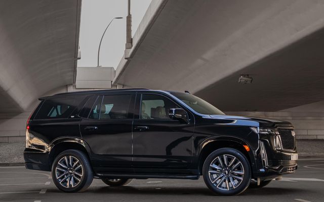 Cadillac Escalade Sport Black - image 2