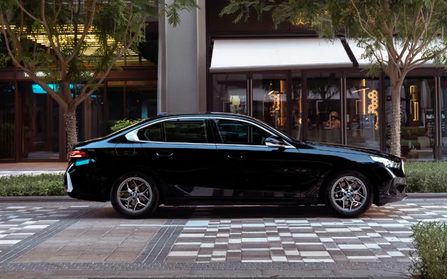 BMW 5 Series - image 2