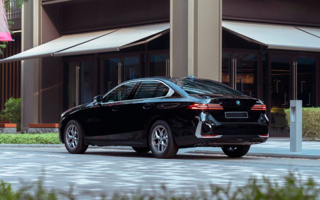 BMW 5 Series - image 3