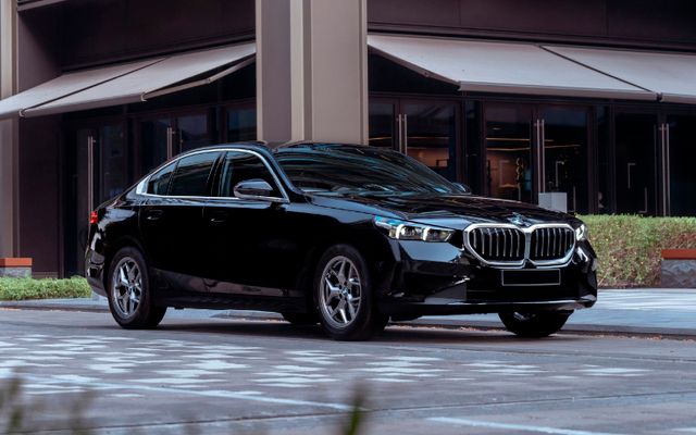 BMW 5 Series - image 1