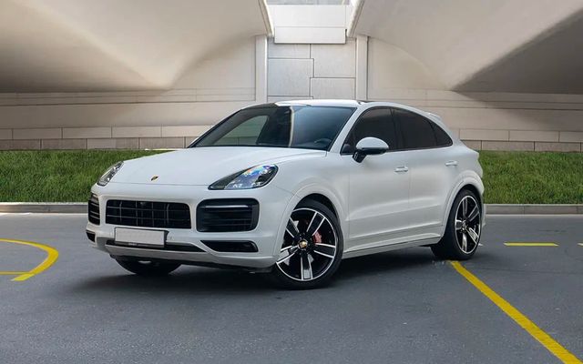 PORSCHE CAYENNE GTS - image 1