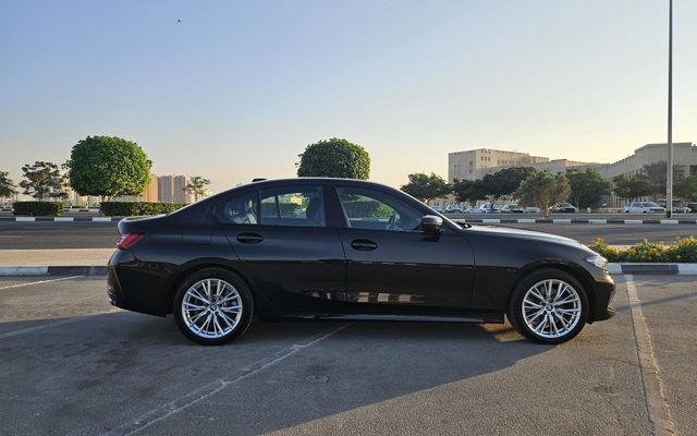 BMW 330i 2023 - image 2