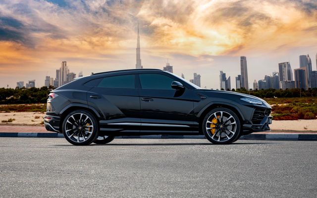 Lamborghini Urus Black - image 4