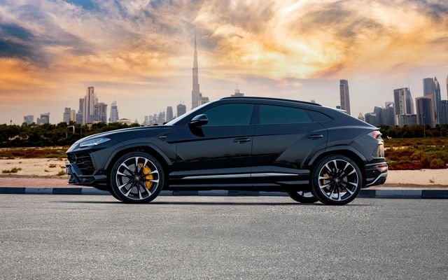 Lamborghini Urus Black - image 2