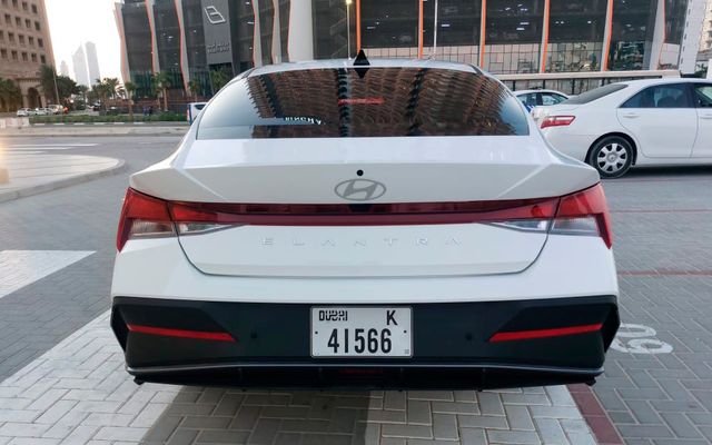 HYUNDAI ELANTRA - image 4