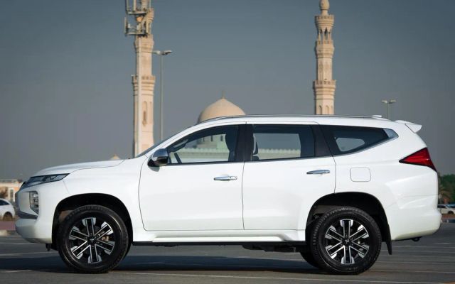 MITSUBISHI MONTERO - image 2
