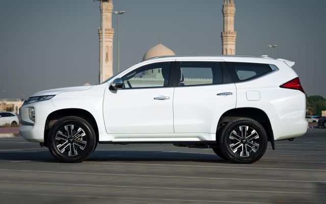 MITSUBISHI MONTERO - image 2