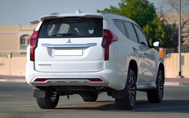 MITSUBISHI MONTERO - image 4