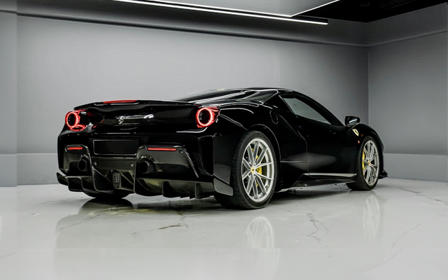 FERRARI 488 PISTA - image 2
