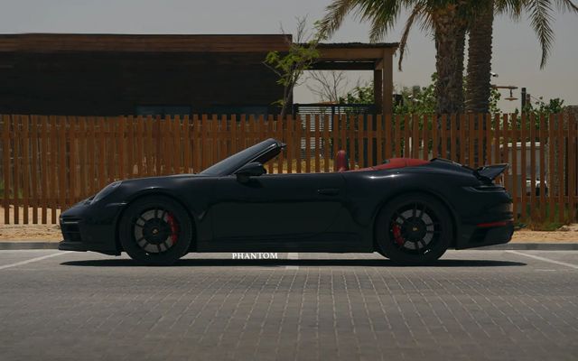 Porsche 911 GTS Cabriolet - image 2