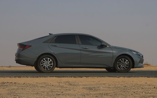 HYUNDAI ELANTRA - image 4