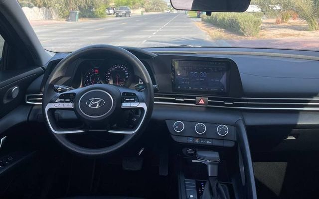 HYUNDAI ELANTRA - image 3