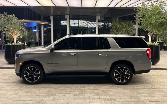 Chevrolet Suburban - image 2