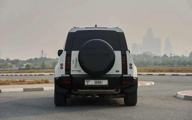 LAND ROVER DEFENDER - image 4
