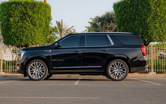 GMC Yukon Denali - image 3