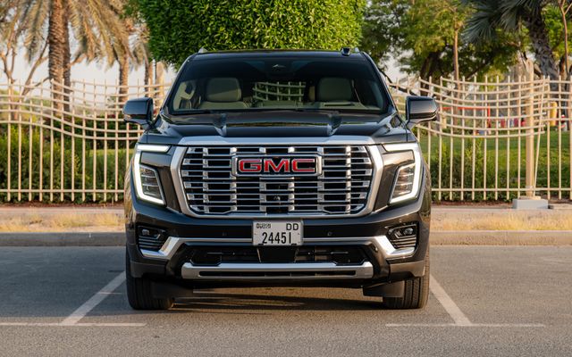 GMC Yukon Denali - image 2