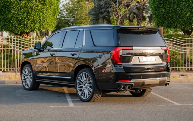 GMC Yukon Denali - image 4