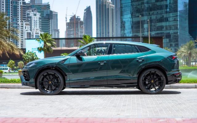 Lamborghini  URUS - image 2