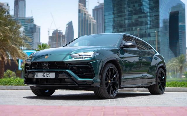 Lamborghini  URUS - image 1