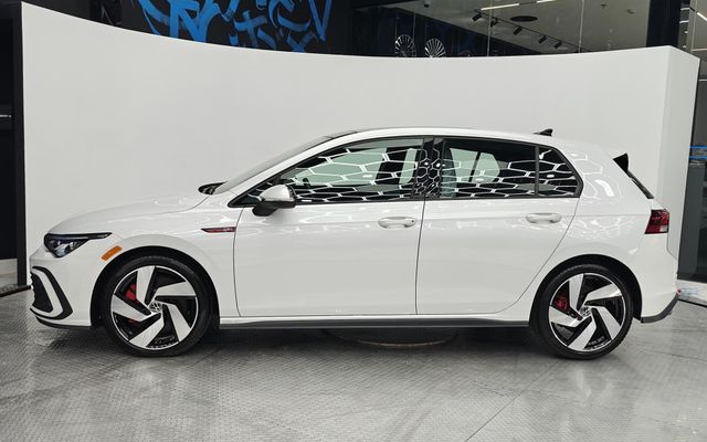 VOLKSWAGEN GOLF GTI - image 2