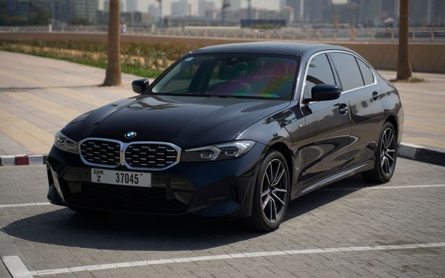 BMW 330 - image 2