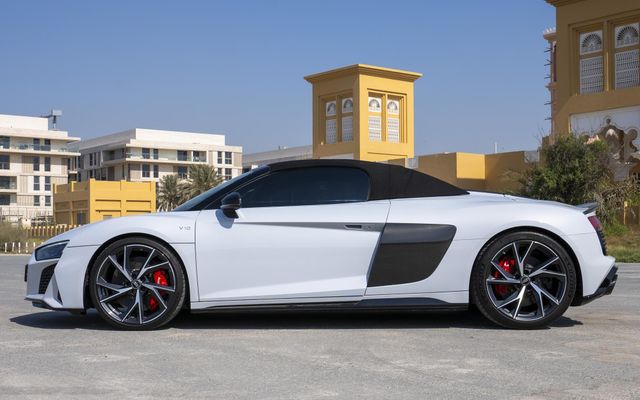 Audi R8 Spyder - image 2