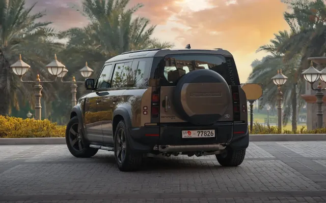 LAND ROVER DEFENDER 110 - image 4