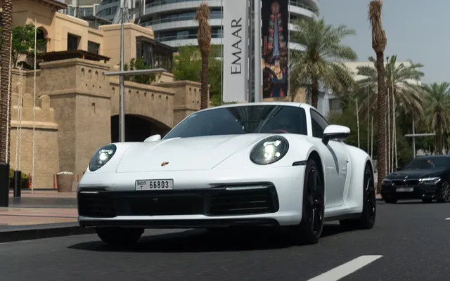 PORSCHE 911 CARRERA 4 - image 4