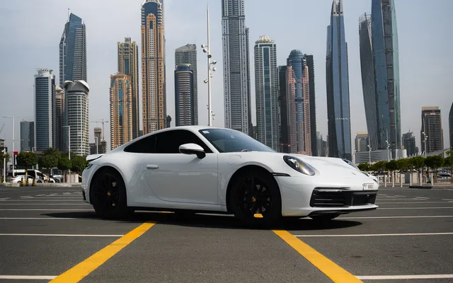 PORSCHE 911 CARRERA 4 - image 2